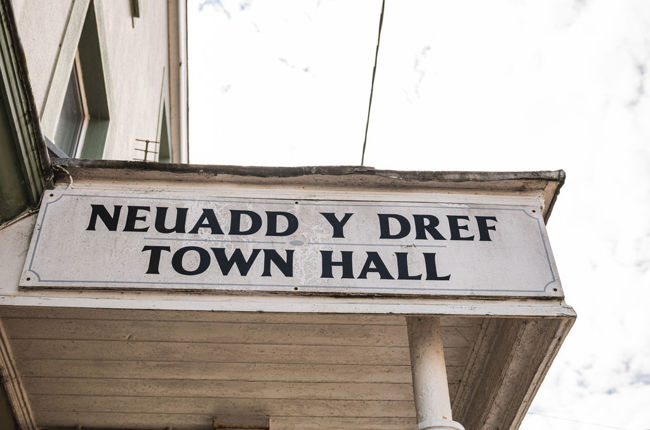 Arwydd Neuadd y dref