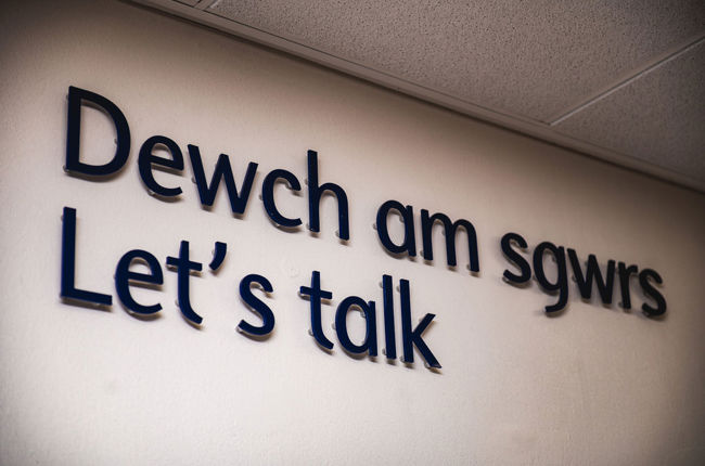 Arwydd 'Dewch am sgwrs' dwyieithog