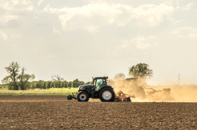 Tractor mewn cae